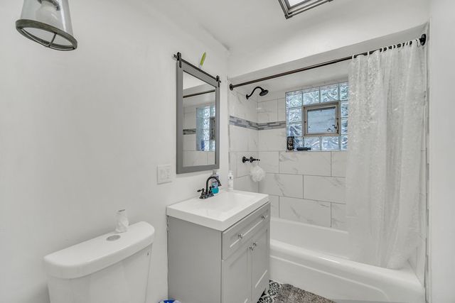 421 E COURTLAND Street, Mundelein, IL 60060