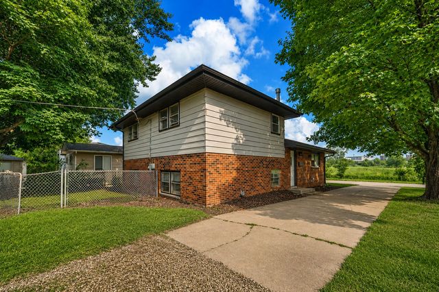 421 E COURTLAND Street, Mundelein, IL 60060