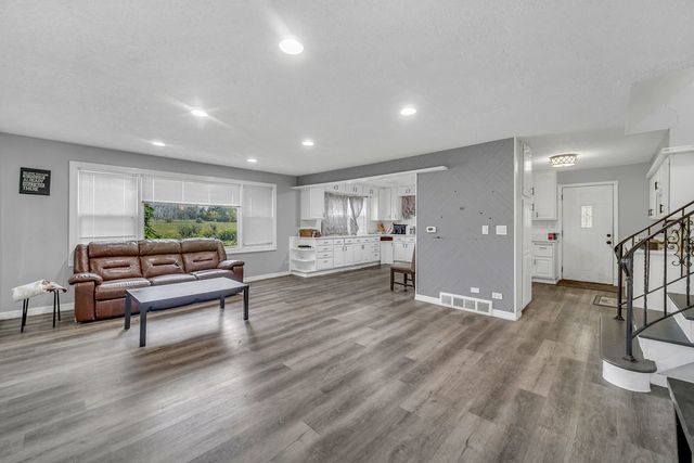 421 E COURTLAND Street, Mundelein, IL 60060