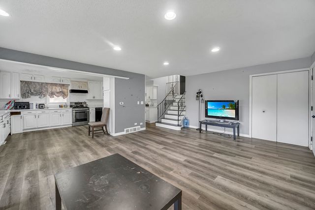 421 E COURTLAND Street, Mundelein, IL 60060