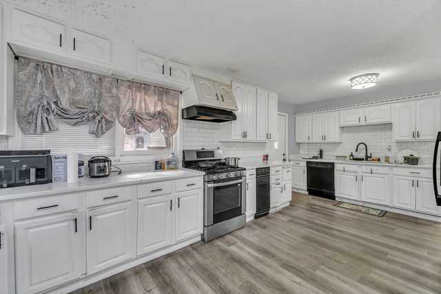 421 E COURTLAND Street, Mundelein, IL 60060