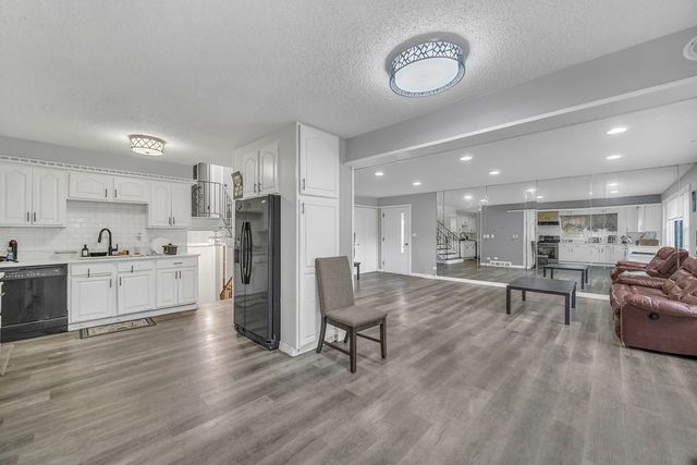 421 E COURTLAND Street, Mundelein, IL 60060