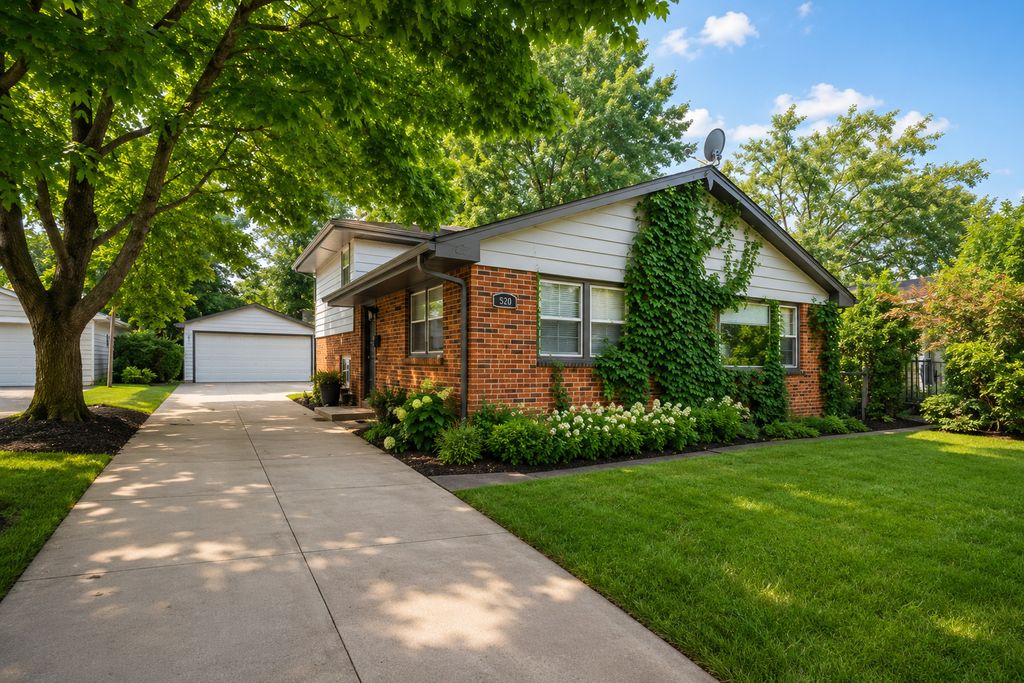 421 E COURTLAND Street, Mundelein, IL 60060