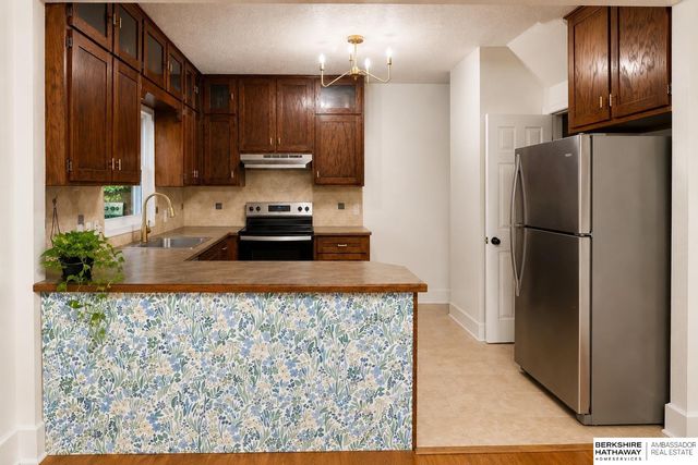 6233 Pacific Street, Omaha, NE 68106