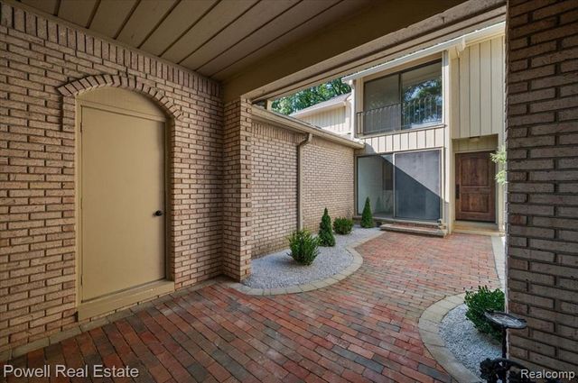1106 Timberview Trail, Bloomfield Hills, MI 48304