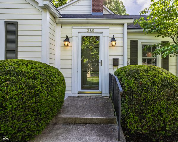 385 S Sixth Street, Zionsville, IN 46077