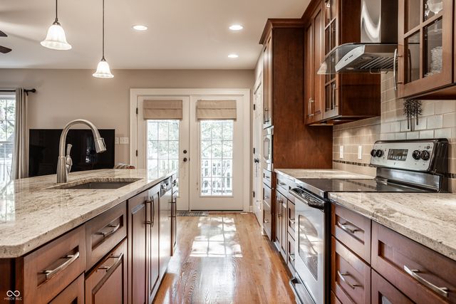 385 S Sixth Street, Zionsville, IN 46077
