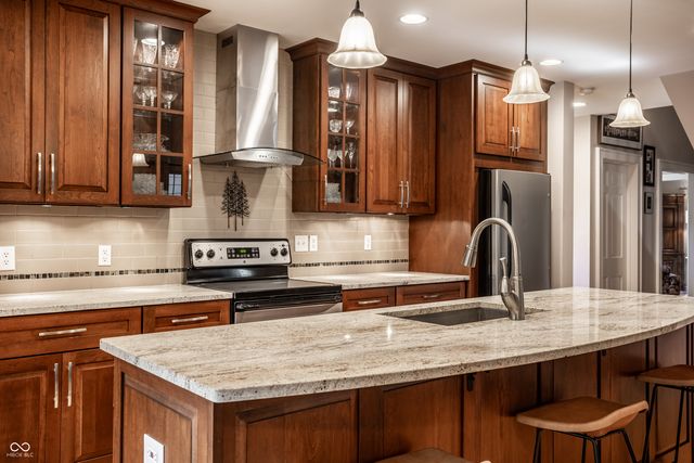 385 S Sixth Street, Zionsville, IN 46077