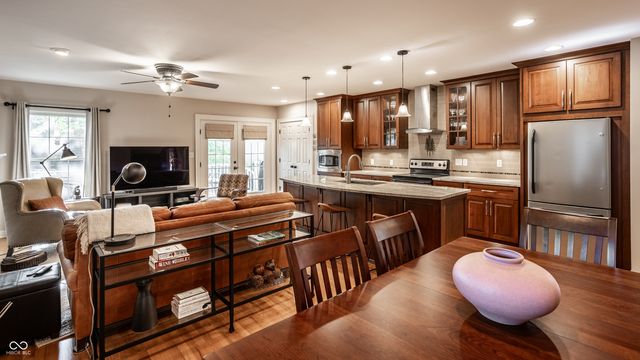 385 S Sixth Street, Zionsville, IN 46077