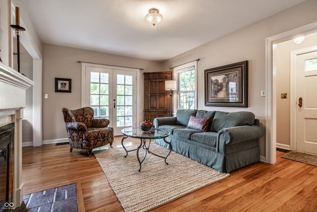 385 S Sixth Street, Zionsville, IN 46077