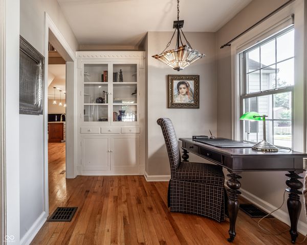 385 S Sixth Street, Zionsville, IN 46077
