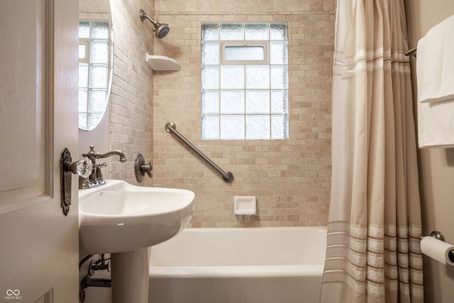 385 S Sixth Street, Zionsville, IN 46077