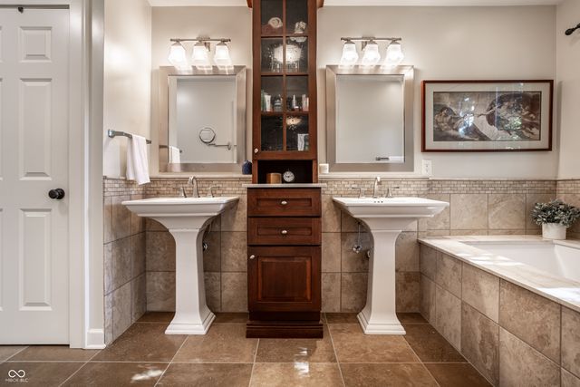 385 S Sixth Street, Zionsville, IN 46077