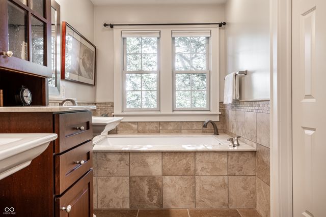 385 S Sixth Street, Zionsville, IN 46077