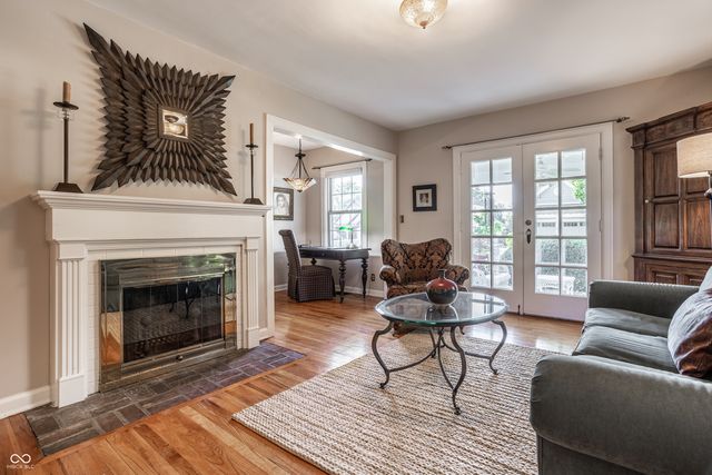 385 S Sixth Street, Zionsville, IN 46077