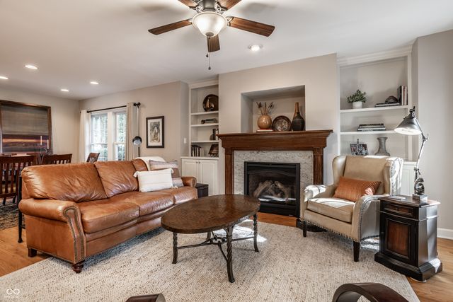 385 S Sixth Street, Zionsville, IN 46077