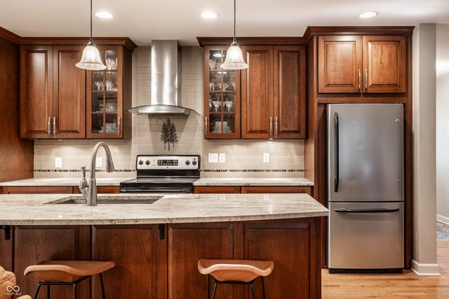 385 S Sixth Street, Zionsville, IN 46077