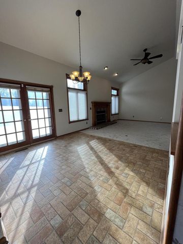 9215 W County Line ROAD, Milwaukee, WI 53224