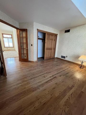 9215 W County Line ROAD, Milwaukee, WI 53224