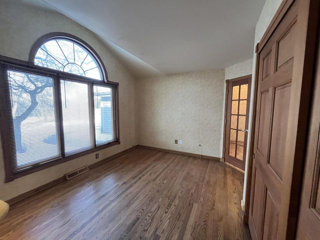 9215 W County Line ROAD, Milwaukee, WI 53224