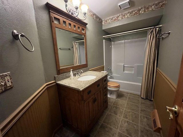 9215 W County Line ROAD, Milwaukee, WI 53224