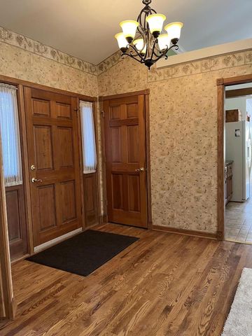 9215 W County Line ROAD, Milwaukee, WI 53224