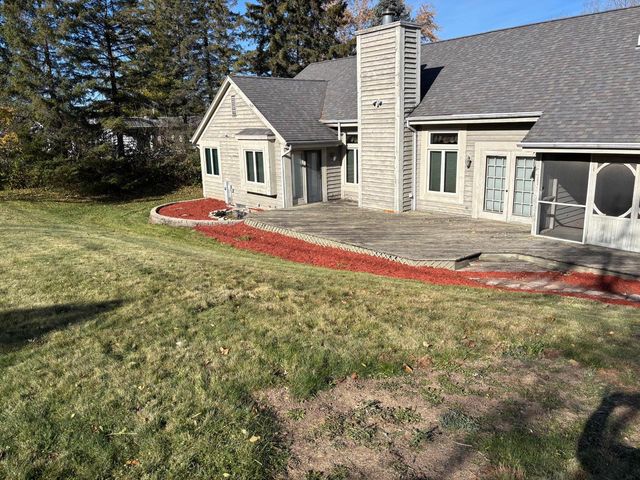 9215 W County Line ROAD, Milwaukee, WI 53224