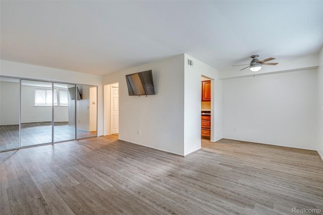 29860 W 12 Mile Road 604, Farmington Hills, MI 48334