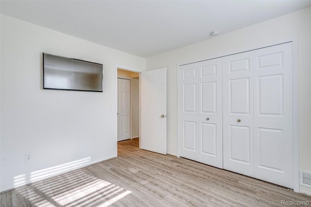 29860 W 12 Mile Road 604, Farmington Hills, MI 48334
