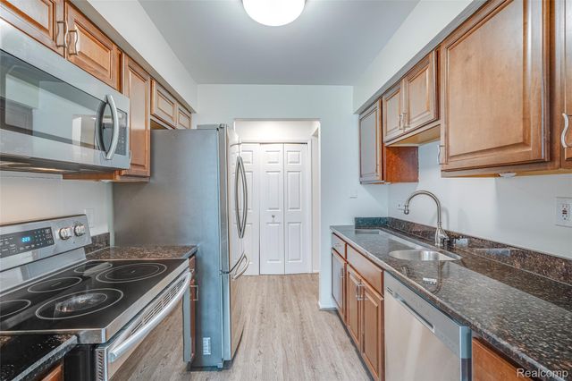 29860 W 12 Mile Road 604, Farmington Hills, MI 48334