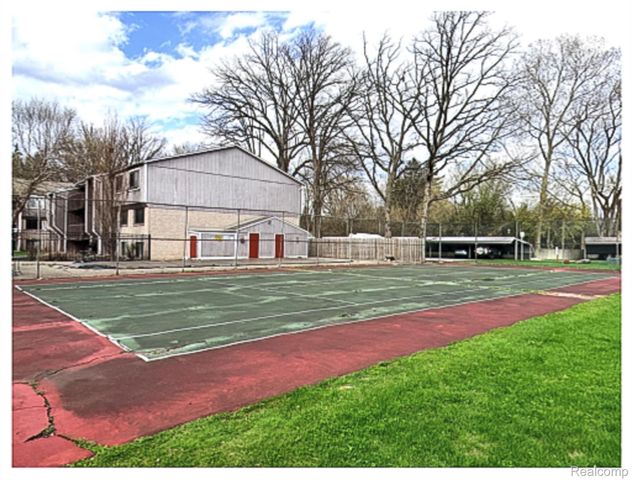 29860 W 12 Mile Road 604, Farmington Hills, MI 48334