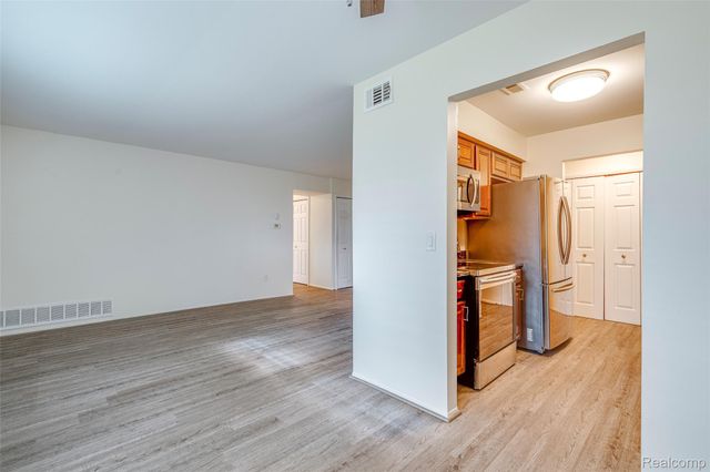 29860 W 12 Mile Road 604, Farmington Hills, MI 48334