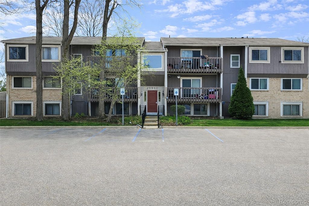 29860 W 12 Mile Road 604, Farmington Hills, MI 48334