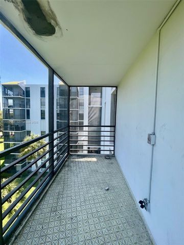 20400 W Country Club Drive 608, Aventura, FL 33180