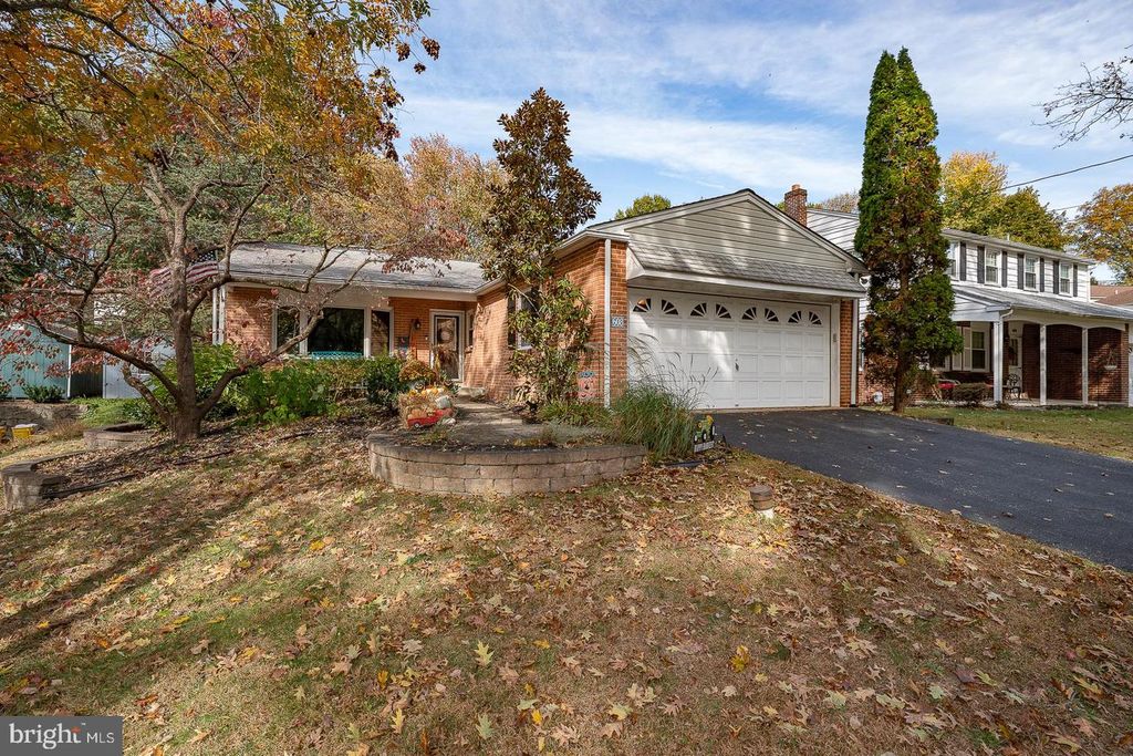 608 OLD SCHOOL HOUSE DR, Springfield, PA 19064