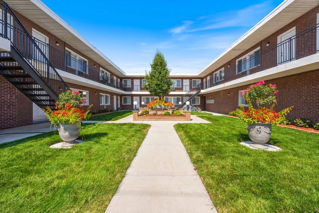 7834 95th Street 2H, Hickory Hills, IL 60457