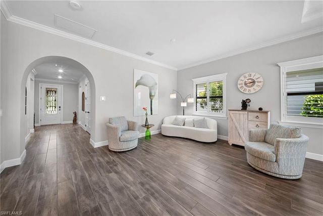 9811 Everglades DR, Naples, FL 34120