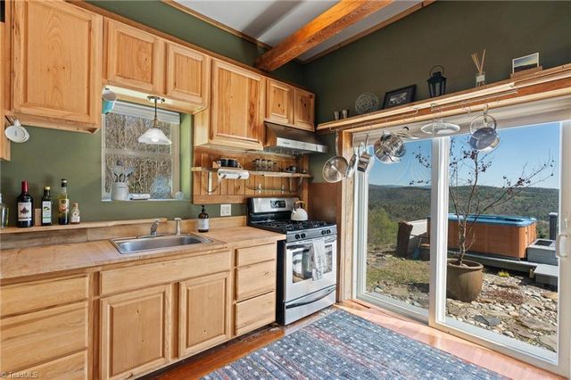 3086 Summit Road, Purlear, NC 28665