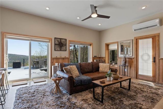 3086 Summit Road, Purlear, NC 28665