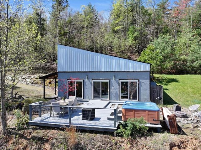 3086 Summit Road, Purlear, NC 28665