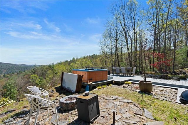 3086 Summit Road, Purlear, NC 28665