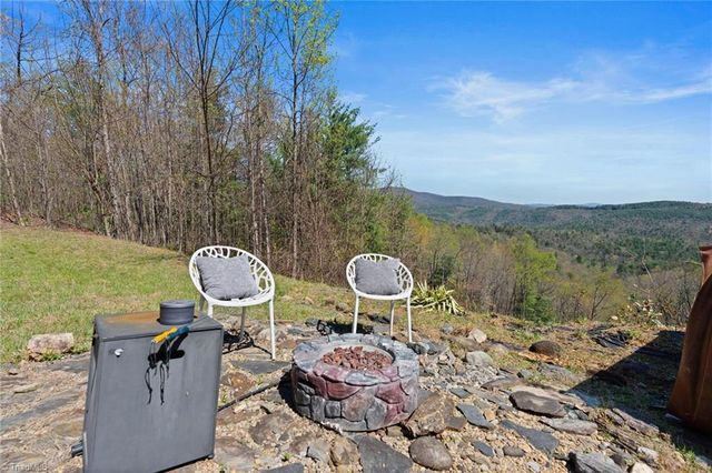 3086 Summit Road, Purlear, NC 28665