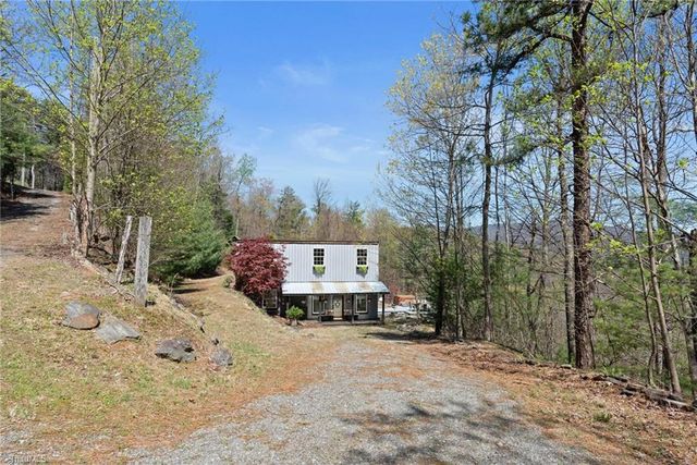 3086 Summit Road, Purlear, NC 28665