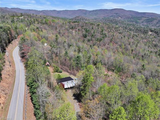 3086 Summit Road, Purlear, NC 28665