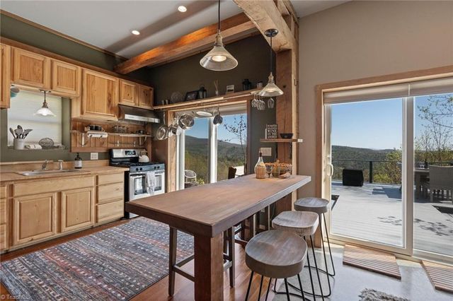 3086 Summit Road, Purlear, NC 28665