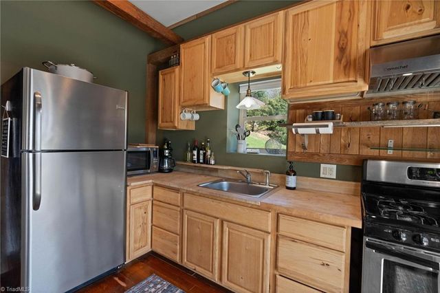3086 Summit Road, Purlear, NC 28665