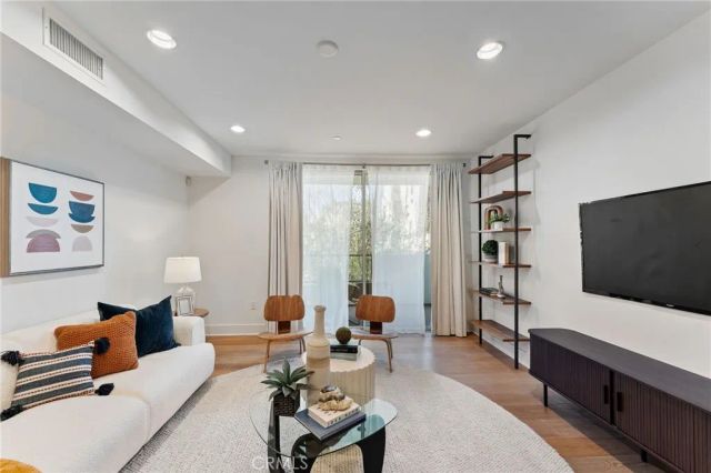 118 N Kings Rd 201, Los Angeles, CA 90048