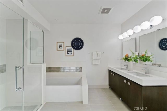 118 N Kings Rd 201, Los Angeles, CA 90048