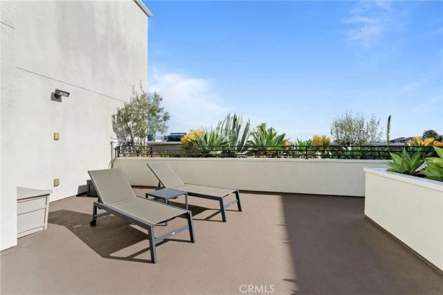 118 N Kings Rd 201, Los Angeles, CA 90048