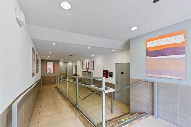 118 N Kings Rd 201, Los Angeles, CA 90048